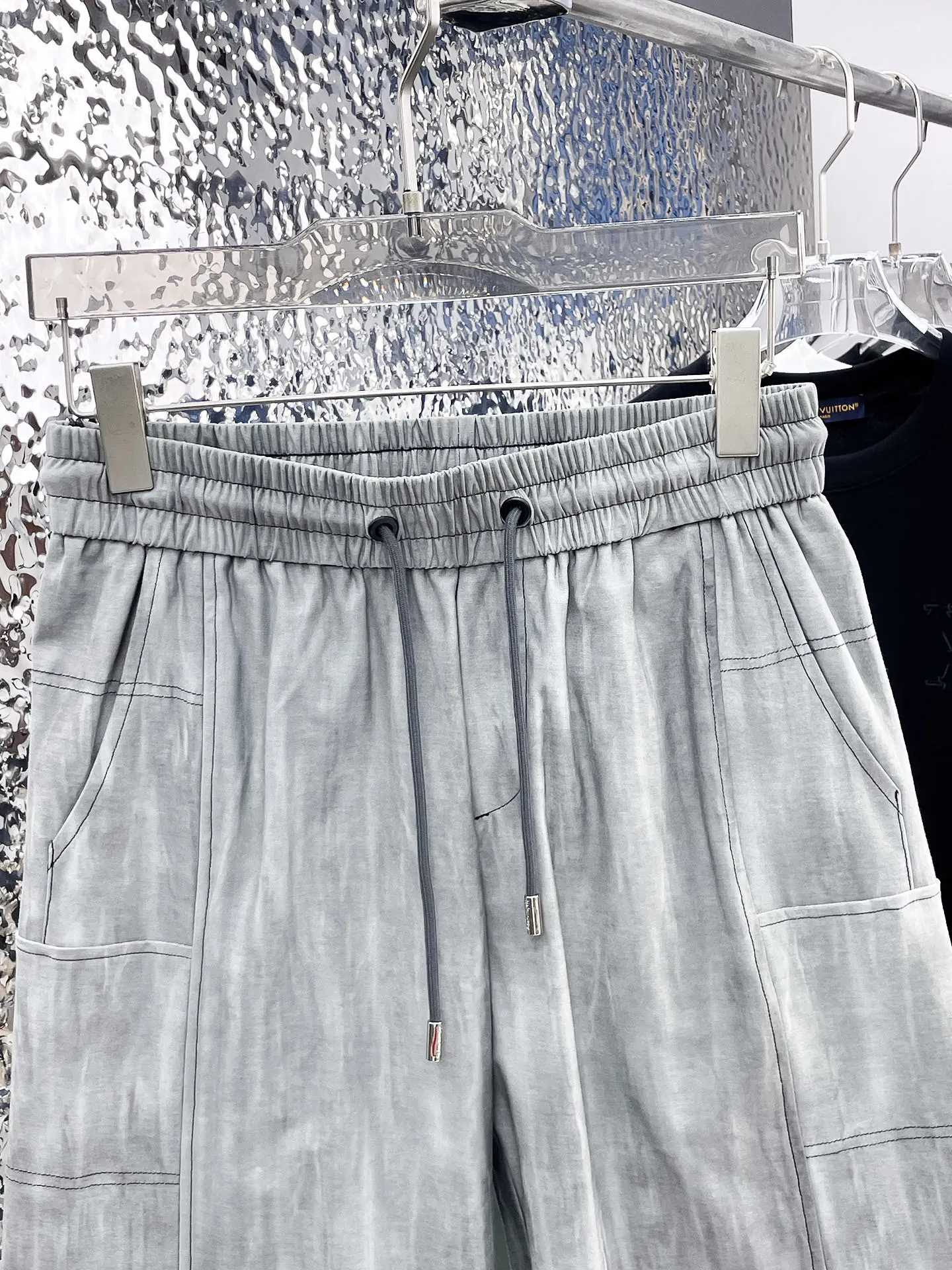 Balenciaga's three-standard complete 2026 summer New Arrival men's casual shorts, advanced custom-made Breathable fabric, Breathable fabric, extremely stretchy and comfortable, impeccable details, top-grade accessories, original logo design concept, delicate and soft feel! The upper body fit is awesome! Size: M-XXXL Please state your height and weight when ordering